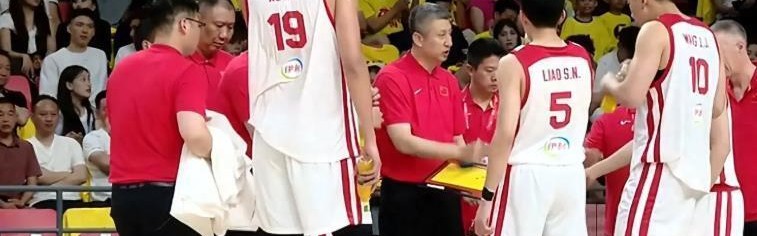 徐昕国家队首秀10分8板4帽，焦泊乔11分，杜锋真不会用中锋