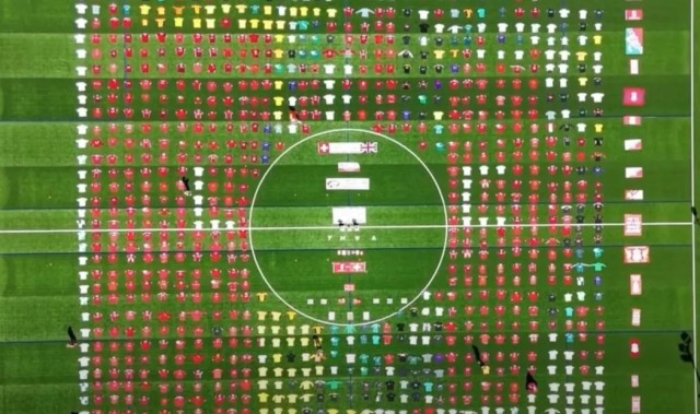 开云中国-真爱！瑞士60岁红军球迷收集1047件利物浦球衣创世界纪录