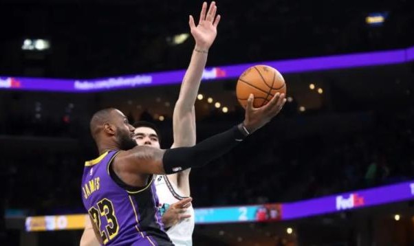 开云官网-没戴维斯真不行！39岁詹姆斯狂砍39分却独木难支