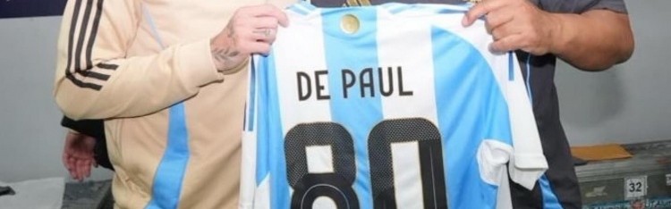 斩获4冠！德保罗为阿根廷出战80场比赛，获赠纪念球衣