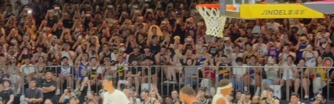 开云网页版-每日一扣！库里接弟弟赛斯传球 两次尝试后将球摁进篮筐