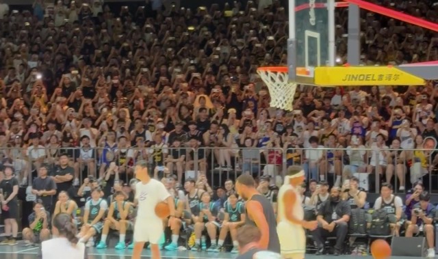 开云网页版-每日一扣！库里接弟弟赛斯传球 两次尝试后将球摁进篮筐