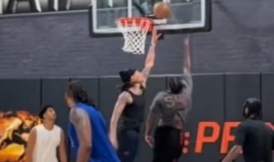 训练师晒杰伦-格林近期5v5视频 过人上篮一气呵成