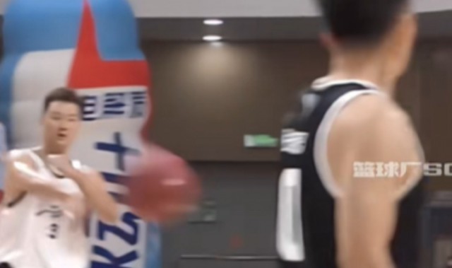 前中国男篮球员孟铎打野球将球砸向张照洋险引冲突 现已向其道歉