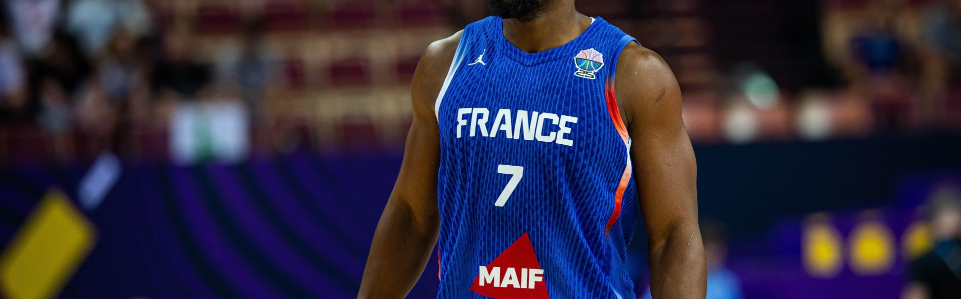 开云下载-稳定发挥！亚布塞莱5中2&amp;amp;三分3中1拿到6分7篮板2助攻2抢断